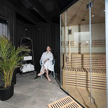 לינה וארוחת בוקר Gabriel House 4*